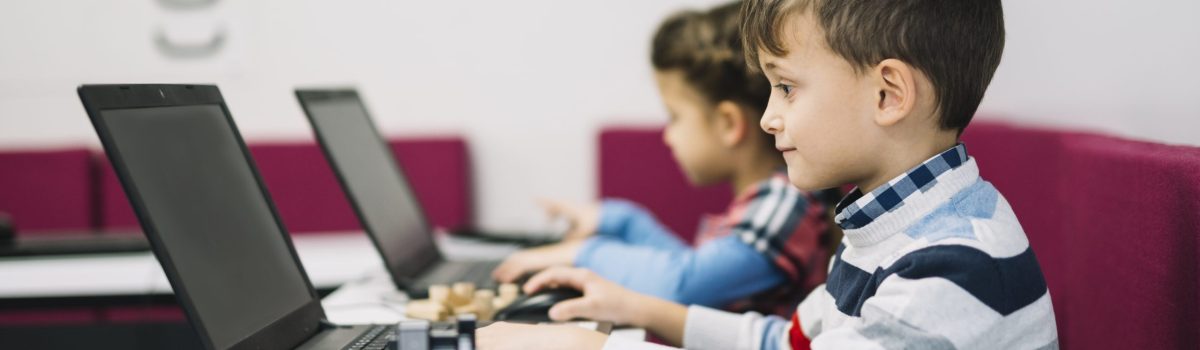 close-up-de-menino-usando-computador-portatil-em-a-sala-aula